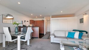 TV - Harbour Views Waterfront Apartment in Shed 19 (Auckland)