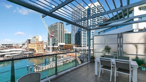 Outdoor dining - Harbour Views Waterfront Apartment in Shed 19 (Auckland)