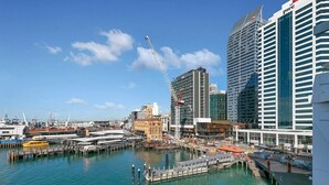 Marina - Harbour Views Waterfront Apartment in Shed 19 (Auckland)