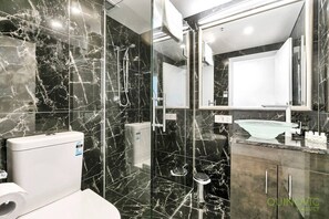 Secador de cabelo, toalhas de banho