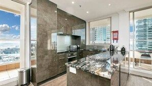 Private kitchen - 18th Floor 180-Degree Views 2 Bed 2 Bath Parking (Auckland)