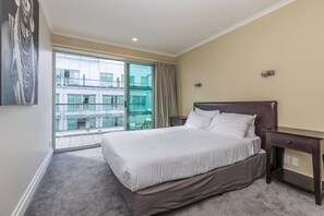 2 室のベッドルーム、デスク、アイロン / アイロン台、WiFi