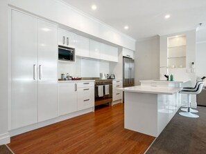 Fridge, microwave, oven, stovetop - QV Stays Spacious Hideaway on the Wharf (Auckland)