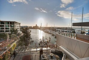 Terrace/patio - QV Stays Cosy 2 Bedroom Apartment with Water View (Auckland)