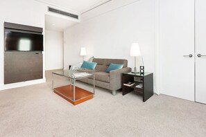 Smart TV - QV Stays Cosy 2 Bedroom Apartment with Water View (Auckland)