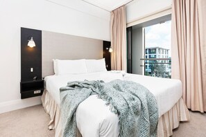 2 bedrooms, desk, iron/ironing board, free WiFi - QV Stays Cosy 2 Bedroom Apartment with Water View (Auckland)
