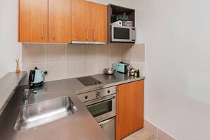 Private kitchen - QV Stays Cosy 2 Bedroom Apartment with Water View (Auckland)