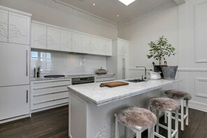 Køleskab, mikrobølgeovn, ovn, kogeplade