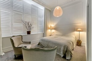 2 soverom, skrivebord, strykejern/-brett og wi-fi (inkludert)