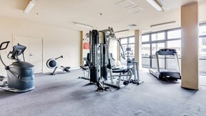 Ein Fitnessstudio mit Cardiogeräten, Gewichten und Laufbändern.