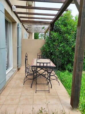 Outdoor dining - La Provencale (Saint-Saturnin-lès-Avignon)