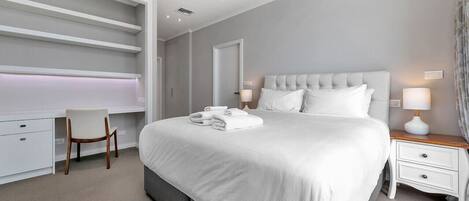 3 bedrooms, desk, iron/ironing board, free WiFi