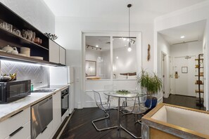 Køleskab, mikrobølgeovn, ovn, kogeplade
