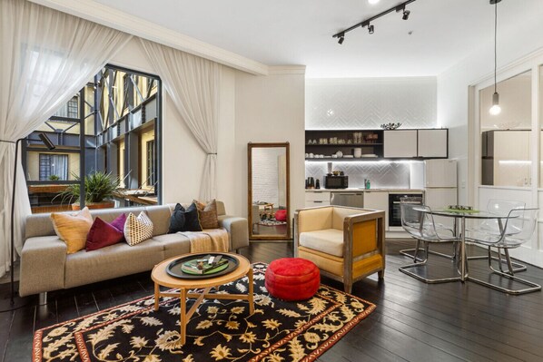 Smart TV - QV Stays Downtown Style and Charm (Auckland)