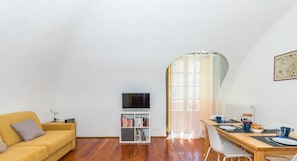 Appartamento | Area soggiorno | TV a schermo piatto 32 pollici con canali satellitari