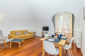Apartment | Ruang tamu | 32 inci televisyen skrin rata dengan satelit 