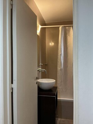 Haartrockner, Bidet, Handtücher, Seife