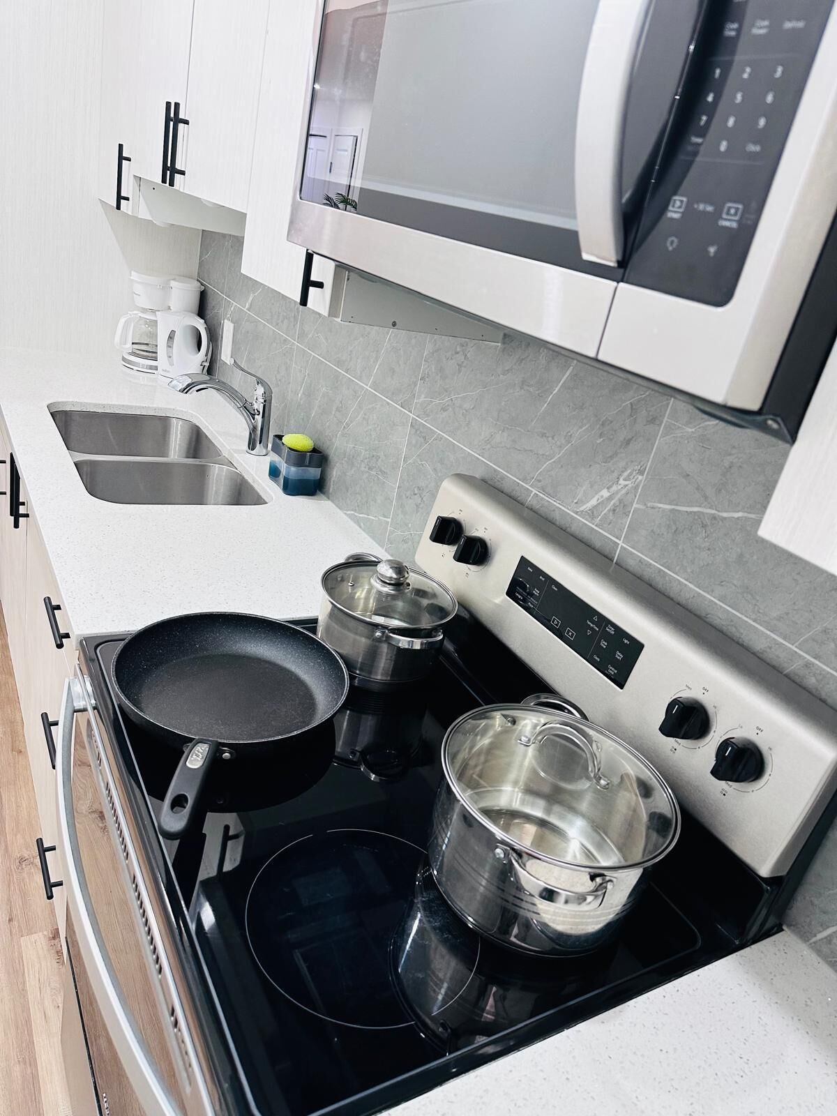 Réfrigérateur, micro-ondes, four, plaque de cuisson