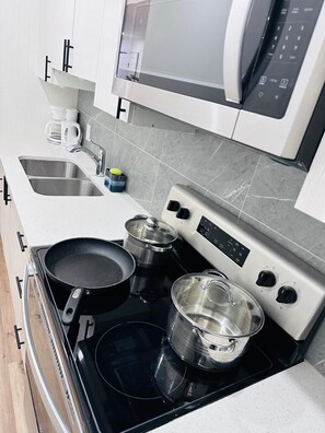 Fridge, microwave, oven, stovetop - Amazing 1 bedroom apartment close to the YYC airport (Calgary)