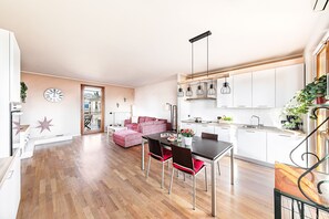 Apartment, Poolblick | Wohnbereich | 30-Zoll-Fernseher mit Satellitenempfang