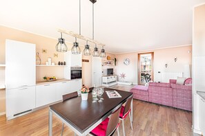 Apartment, Poolblick | Wohnbereich | 30-Zoll-Fernseher mit Satellitenempfang