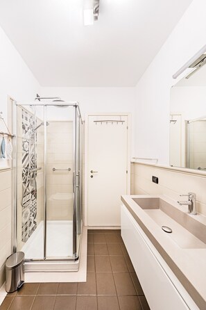 Apartment, Poolblick | Dusche im Bad