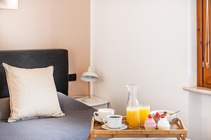Apartment, Poolblick | Essbereich im Zimmer