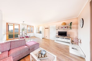 Apartment, Poolblick | Wohnbereich | 30-Zoll-Fernseher mit Satellitenempfang