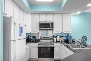 Refrigerador, microondas, horno, placa de cocina