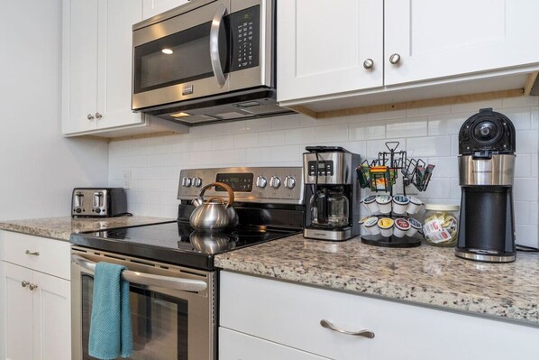 冰箱、微波炉、烤箱、炉灶