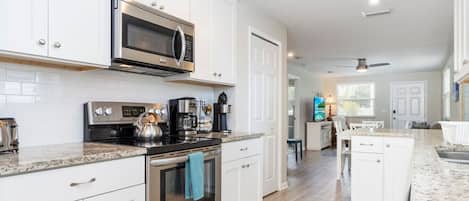 Réfrigérateur, four à micro-ondes, un four, surface de cuisson