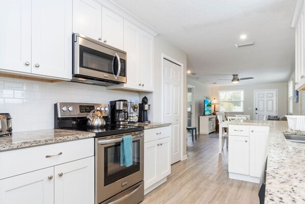 Køleskab, mikrobølgeovn, ovn, kogeplade