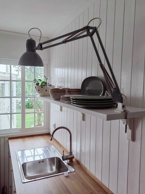 Fridge, microwave, stovetop, coffee/tea maker - Casa T1 Zona Calma Varanda Jardim a 5 Minutos das Praias da Costa da Caparica (Charneca de Caparica)