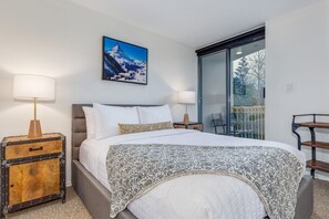 2 bedrooms, desk, iron/ironing board, travel crib - The Mountain View Condo - Large 2BR/2BA (Whistler)