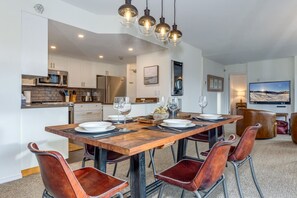 Dining - The Mountain View Condo - Large 2BR/2BA (Whistler)