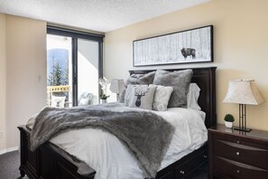 2 bedrooms, desk, iron/ironing board, travel crib