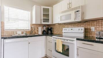 Een koelkast, een microgolfoven, een oven, een kookplaat