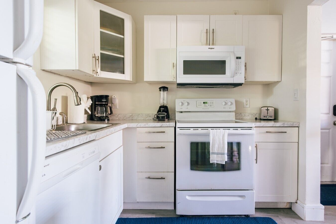 Coffee/tea maker, fridge, microwave, oven