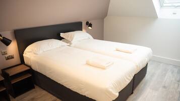 Deluxe kamer, 1 twee- of 2 eenpersoonsbedden | Lakens van Egyptisch katoen, luxe beddengoed, een kluis op de kamer