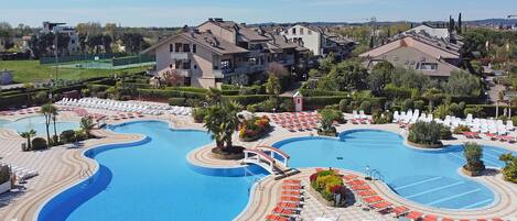 Seasonal outdoor pool, pool umbrellas, sun loungers