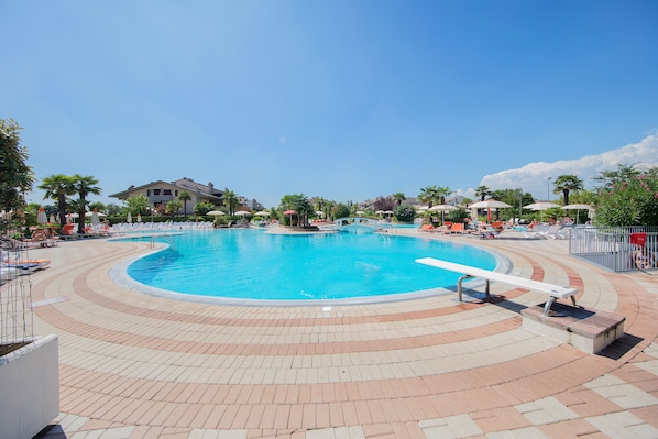 Seasonal outdoor pool, pool umbrellas, sun loungers