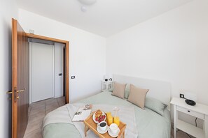 Apartamento, vista para o pátio | 1 quarto, ferros/tábuas de passar roupa, Wi-Fi de cortesia