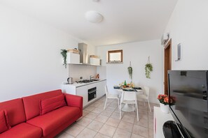 Apartment, Blick auf den Innenhof | Wohnbereich