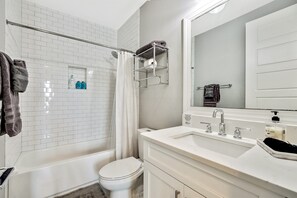 Een douche, een haardroger, handdoeken