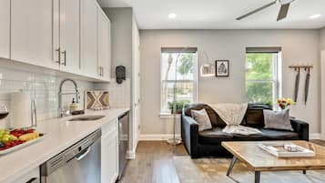 Micro-ondes, lave-vaisselle, cafetiĂšre/bouilloire, grille-pain