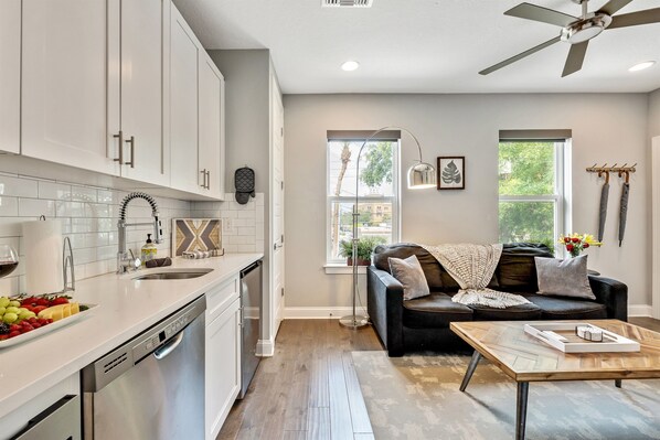 Mikrowelle, Geschirrspüler, Wasserkocher mit Kaffee-/Teezubehör, Toaster