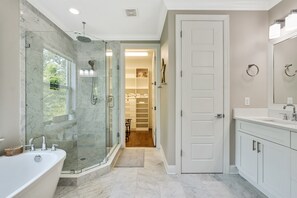 Sèche-cheveux, serviettes fournies