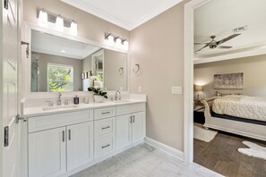 4 habitaciones, escritorio, tabla de planchar con plancha y wifi gratis 