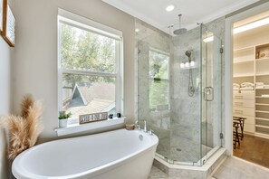 Douche, sèche-cheveux, serviettes fournies