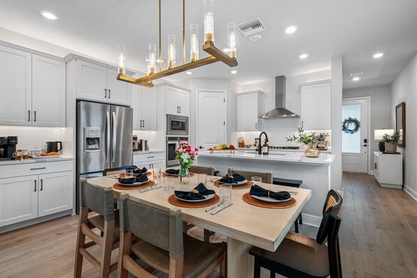 Dining - 5 star Luxury-NEW built GEM in Prime SOHO/HydePark (Tampa)